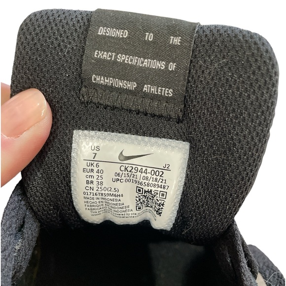 Nike Venture Runner - Men’s size 7, Women’s size 8.5 - Picture 2 of 6